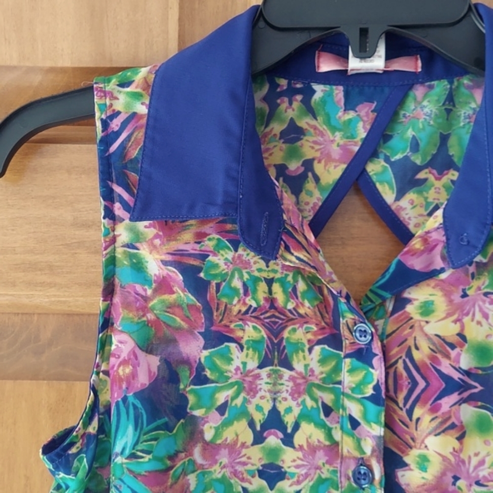 * Six Degrees Sleeveless Tropical Blouse, Back Cut Out, Size Medium, Like New